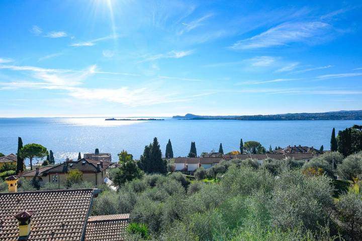 Villa per 8 persone, con vista lago e piscina nonché panorama e giardino, con animali domestici a Gardone Riviera