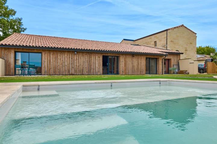 Location de vacances pour 4 personnes, avec Terrasse ainsi que Jardin et Piscine à Lussac