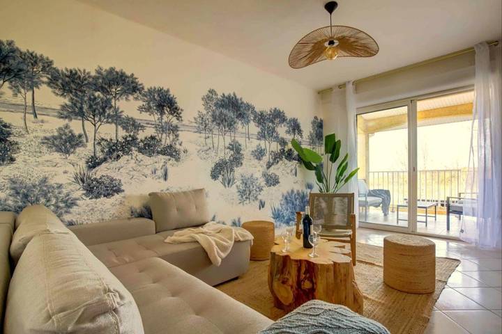 Location de vacances pour 8 personnes, avec vue ainsi que jardin et piscine à Peyrole