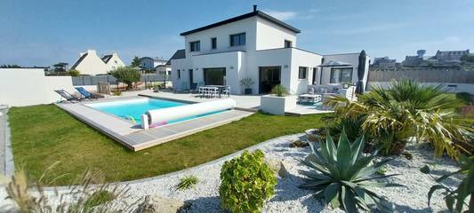 Gîte pour 8 personnes, avec terrasse ainsi que jardin et piscine à Brignogan-Plages