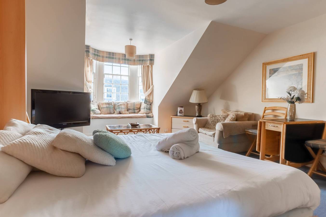 Entire apartment, Edinburgh Apartment in the Heart of the City Edinburgh Castle On Your Door Step in Edinburgh, Edinburgh and Lothian