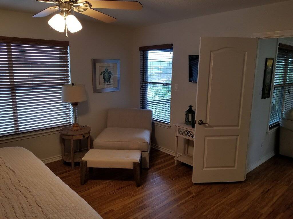 Top Level Canal Water Front Home mit Bootsanlegestelle und extra Parkplatz! in North Padre Island, Corpus Christi