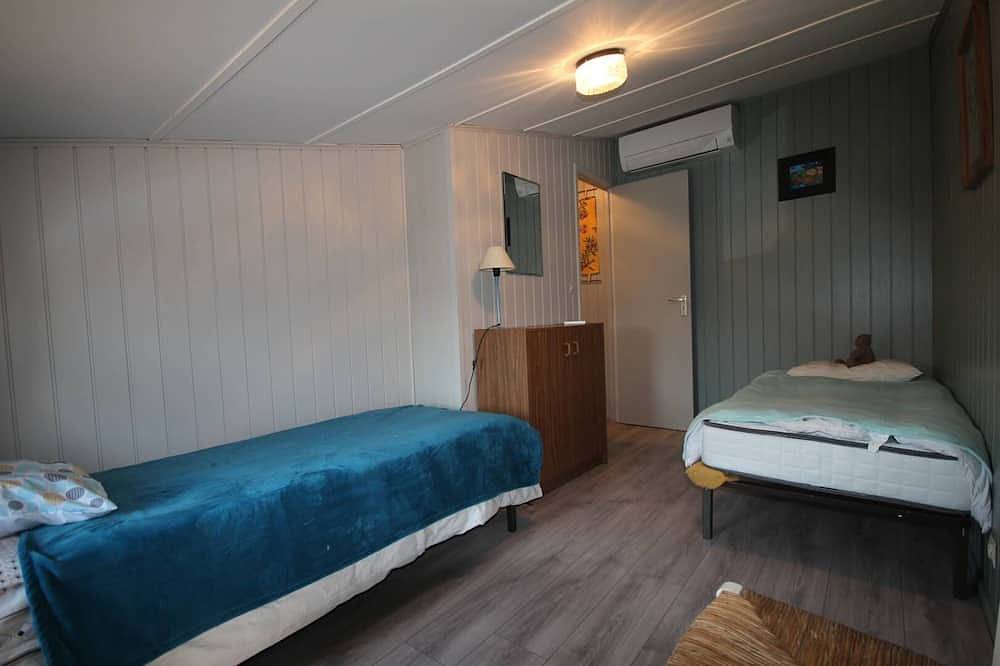 Nice corner villa located with airco in Les Tamaris (pool extra fees), 2 bedrooms, Wifi, 500 from... in Portiragnes Plage, Portiragnes