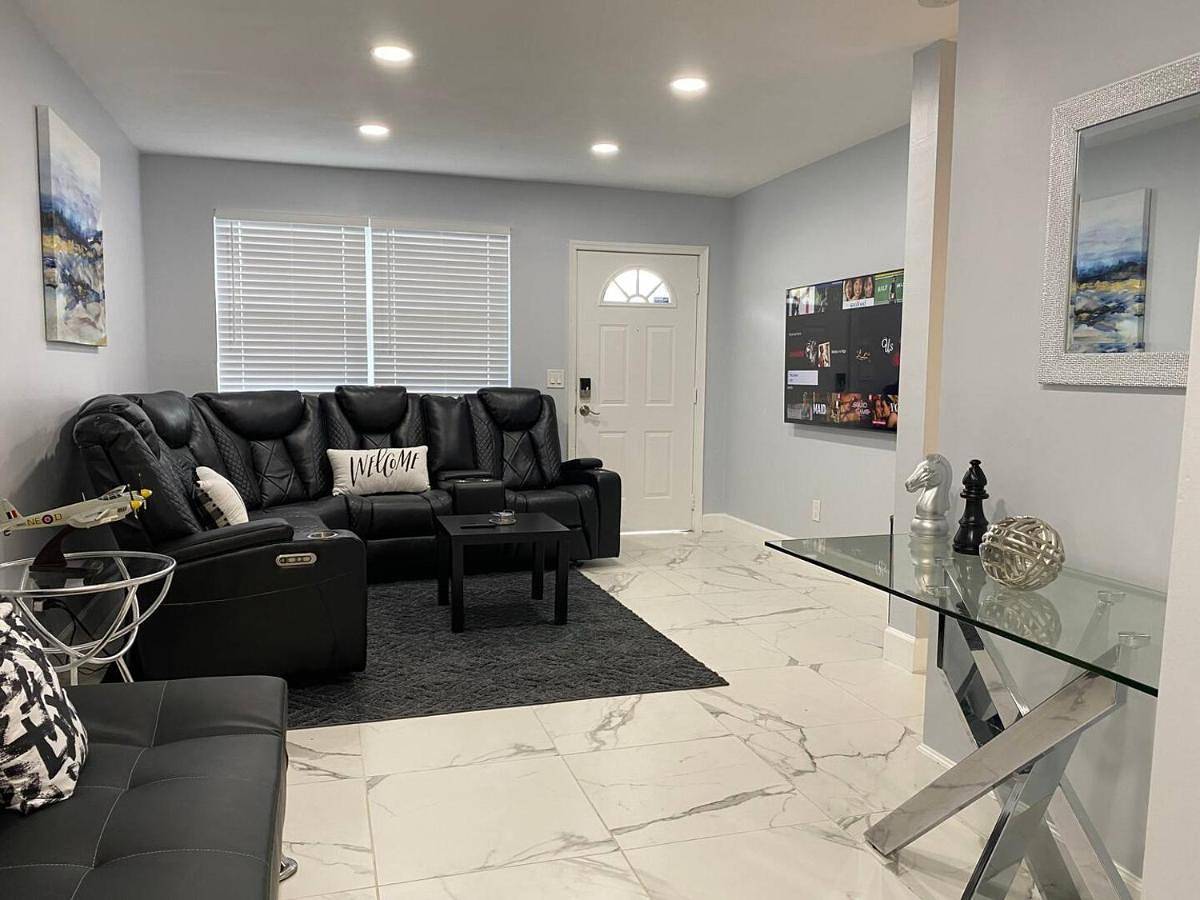 Mazor Luxury Three Bedrooms Vacation Home in Hollywood (FL), Broward County