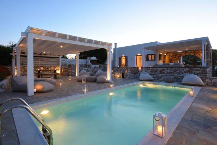 Villa pour 8 personnes, avec vue sur l’océan et terrasse ainsi que jardin et piscine dans Paros