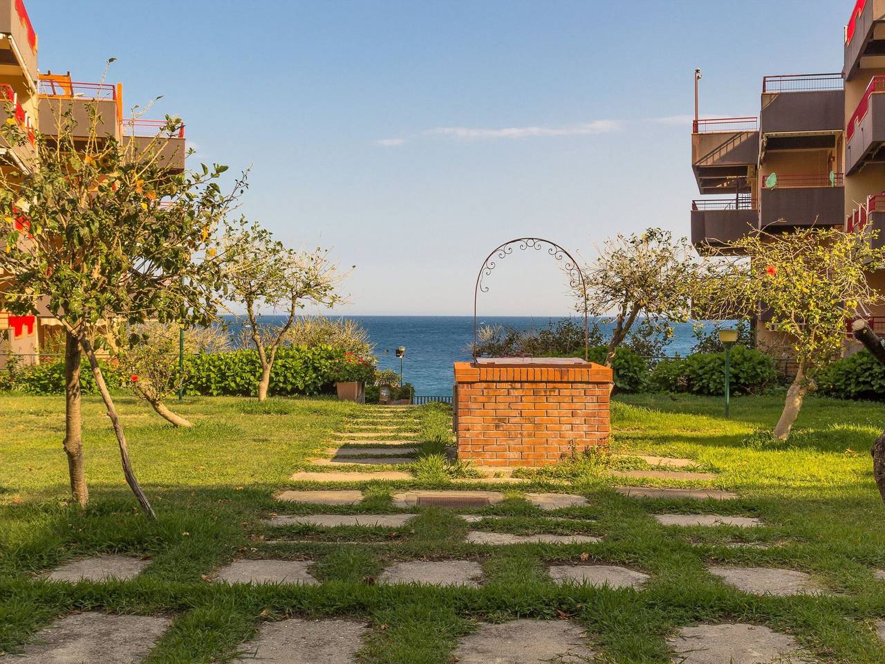 Appartement entier, Wohnung 'Blue Wood' in Strandnähe in Letojanni, Province de Messina