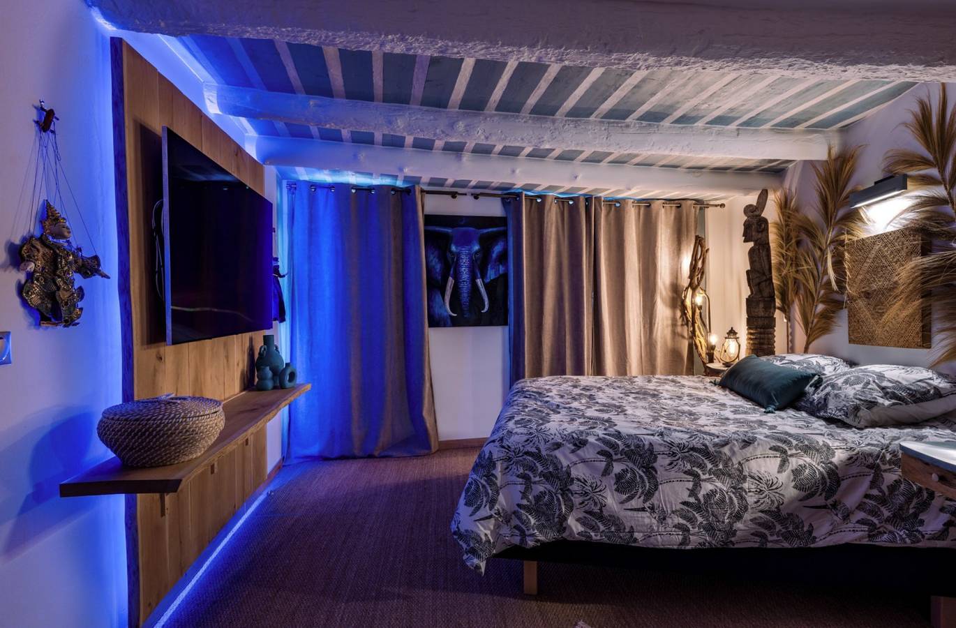 Aux Heures Bleues - Suite Odyssey in L'Isle-sur-la-Sorgue, Vaucluse