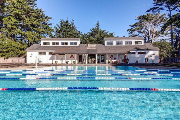 Vacation rental for 6 people, with balcony and hot tub as well as sauna and pool in Gualala