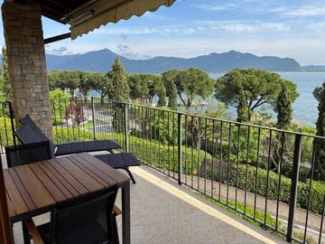 Gîte pour 2 personnes, avec piscine et terrasse ainsi que vue et vue sur le lac à Sarnico