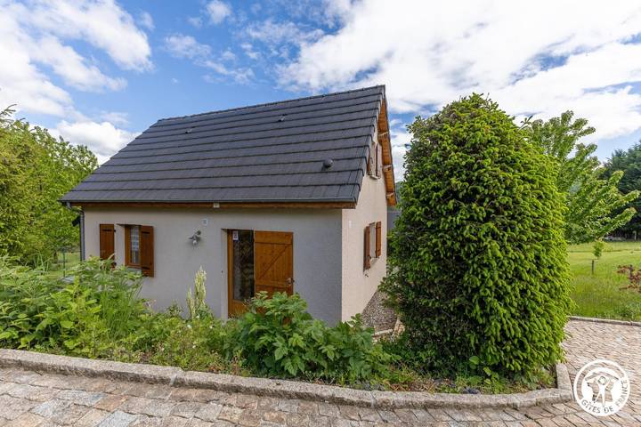 Gîte pour 6 personnes, avec jardin ainsi que terrasse et vue à Murol