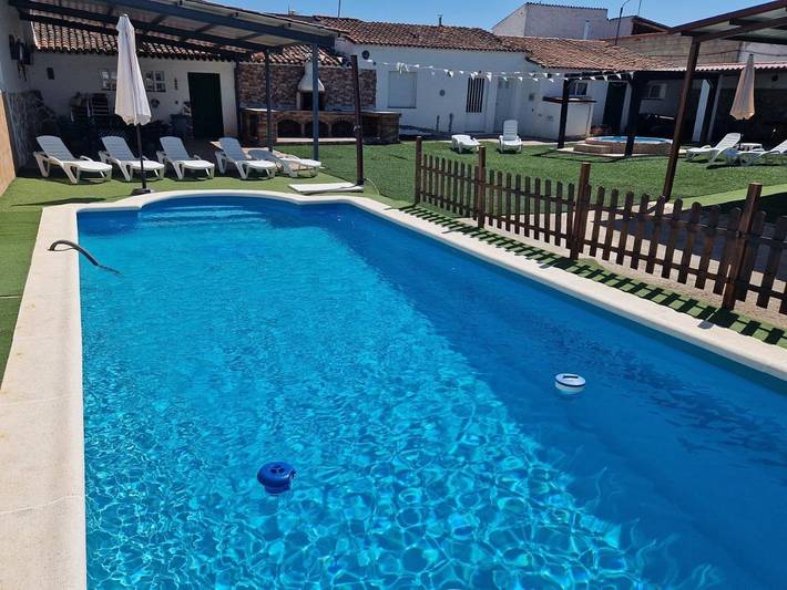 Casa de vacaciones para 9 personas, con piscina además de jardín y jacuzzi, Se admiten mascotas en Provincia de Badajoz - 3