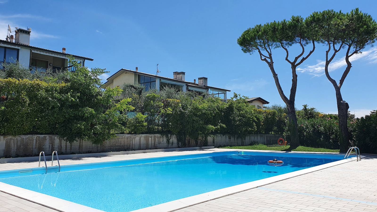 Apartamento entero, Regarda - Brezza di Lago 1 a Lazise con piscina, aria condizionata in Lazise, Montañas Garda