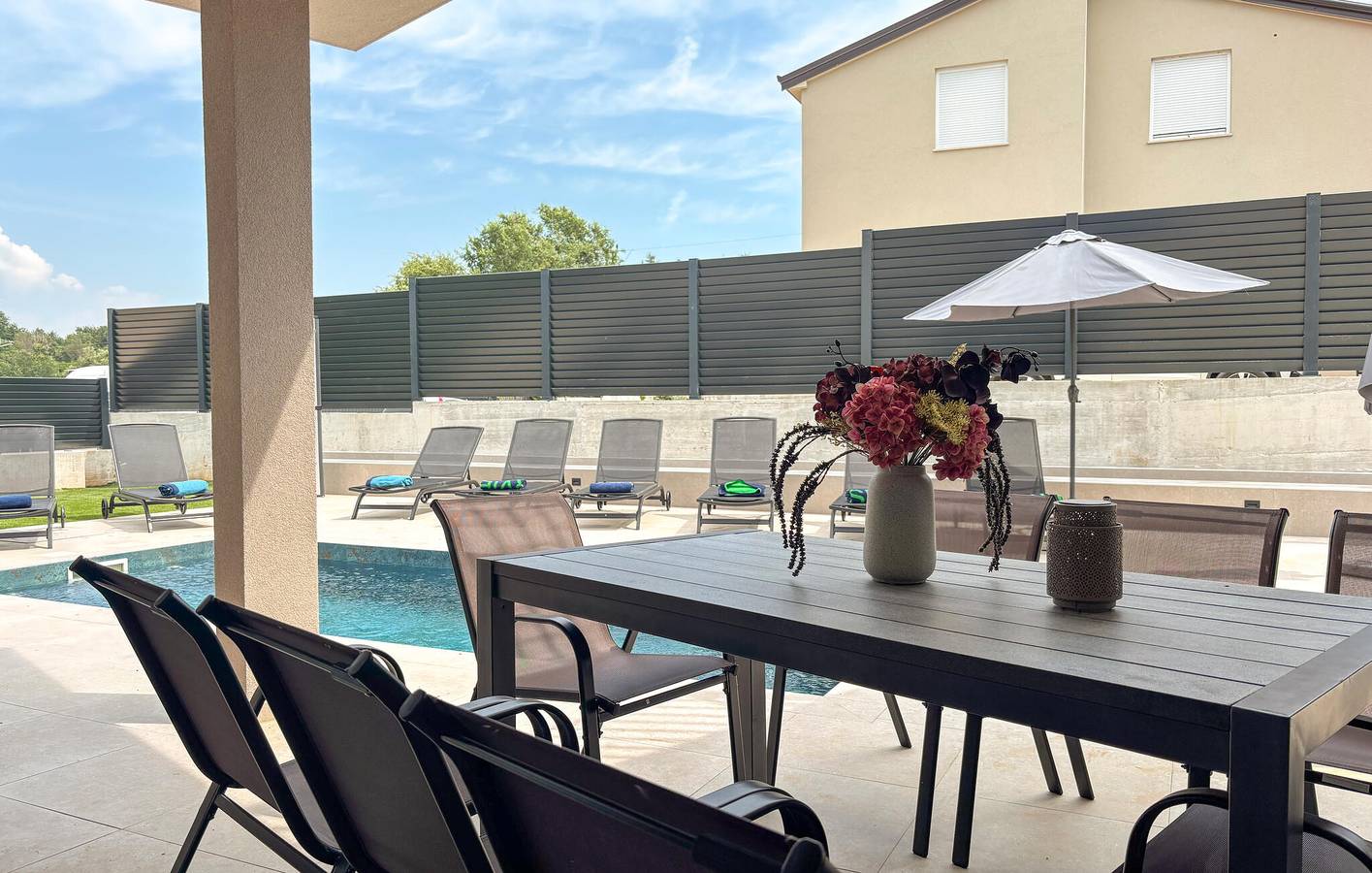 Gemütliche 2-Zimmer-Wohnung mit Pool und Terrasse, in der Nähe des „Pirates Grill Garden“ in Grad Poreč, Porec und Umgebung