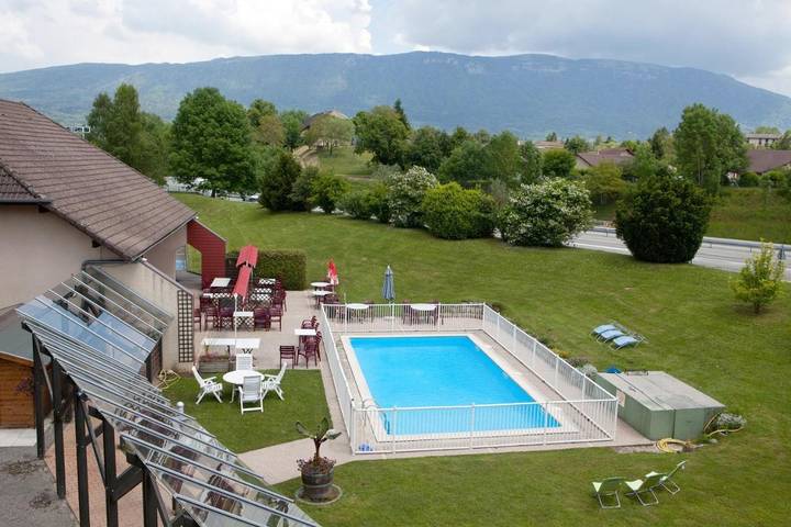 Hôtel, avec Terrasse ainsi que Jardin et Piscine à Alby-sur-Chéran - 3