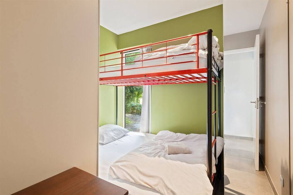 Chalet with jacuzzi and sauna in unique location in nature. Quiet enjoyment. in Stekene, Ostflandern