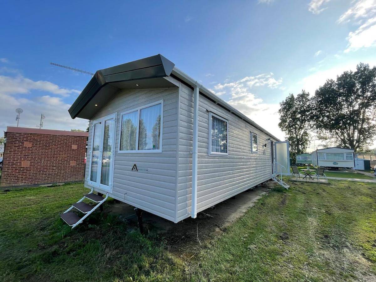 Cosy cabin for 6 in Great Billing in Northampton, Northamptonshire