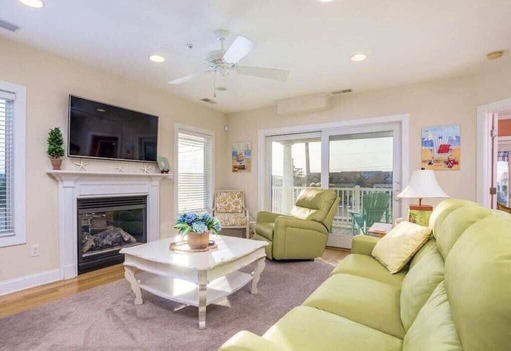 Beautiful Oceanside House in Fenwick Island De with 12 Person Hot Tub in Fenwick Island, Sussex County (Delaware)