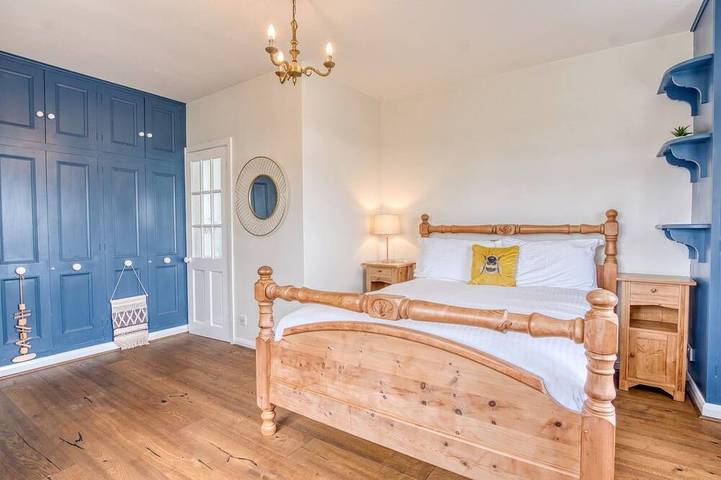 Spacious 5-bedroom home with cinema room, Aga kitchen & forest walks in East Boldre, Hampshire