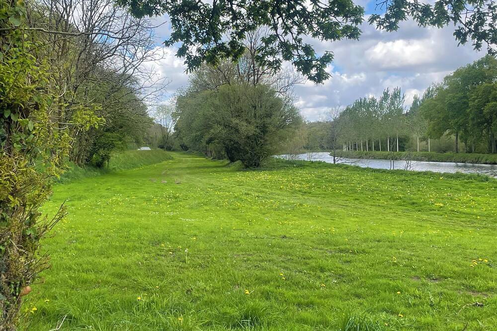 Large house over 3 floors in quiet village setting close to canal & country walk in Saint-Thois, Châteaulin und Umgebung