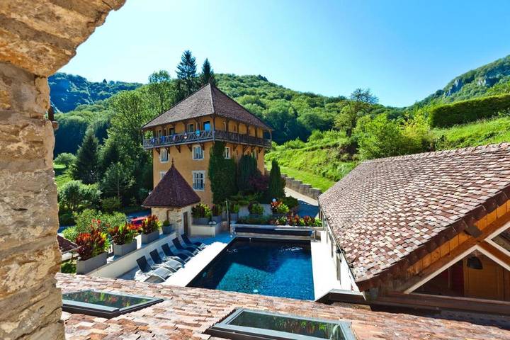 Hôtel, avec Terrasse et Jardin ainsi que Piscine et Vue à Les Planches-près-Arbois