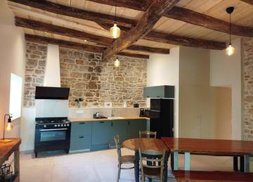 Gîte pour 12 personnes, avec jardin ainsi que terrasse et jacuzzi dans Le Louverot