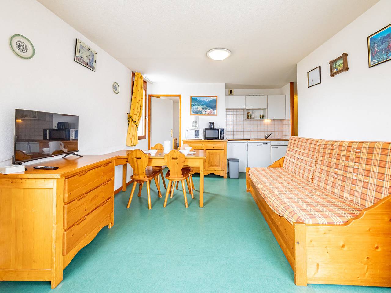 Entire apartment, Spacious 2-Br Apartment for 7 with Balcony, Near Slopes and Shops in Saint-François-Longchamp, Le Grand Domaine