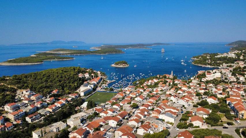 Location de vacances pour 2 personnes, avec vue ainsi que piscine et jardin dans Hvar - 2