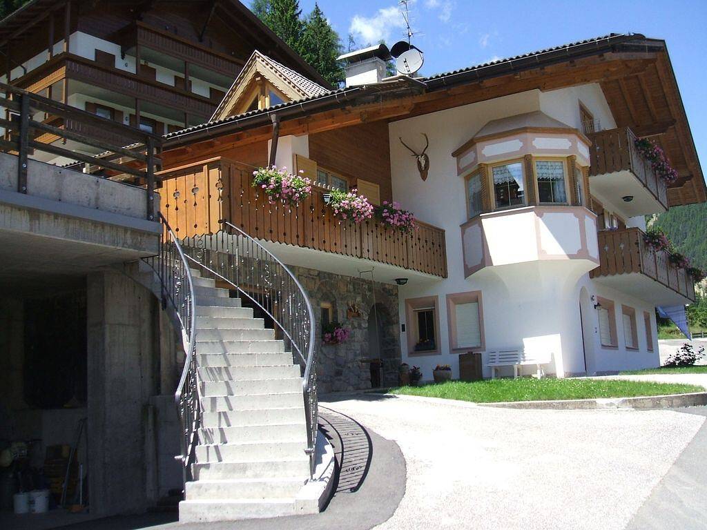 Ganze Wohnung, Ferienwohnung "Villa Mazzel - Cima 12" mit Wlan & Bergblick in San Giovanni di Fassa, Dolomiti Superski