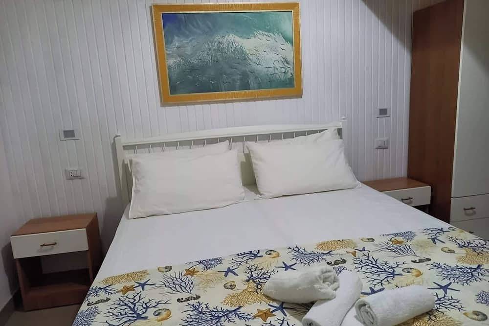 Entire apartment, Apartment 'Blu' with Private Terrace, Private Garden and Air Conditioning in Conchiglie-Alto Lido, Gulf of Taranto