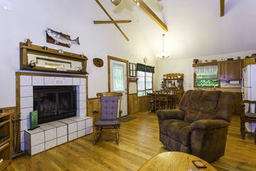 Log Cabin for 4 Guests in Great Smoky Mountains National Park, Cataloochee Valley, Picture 2