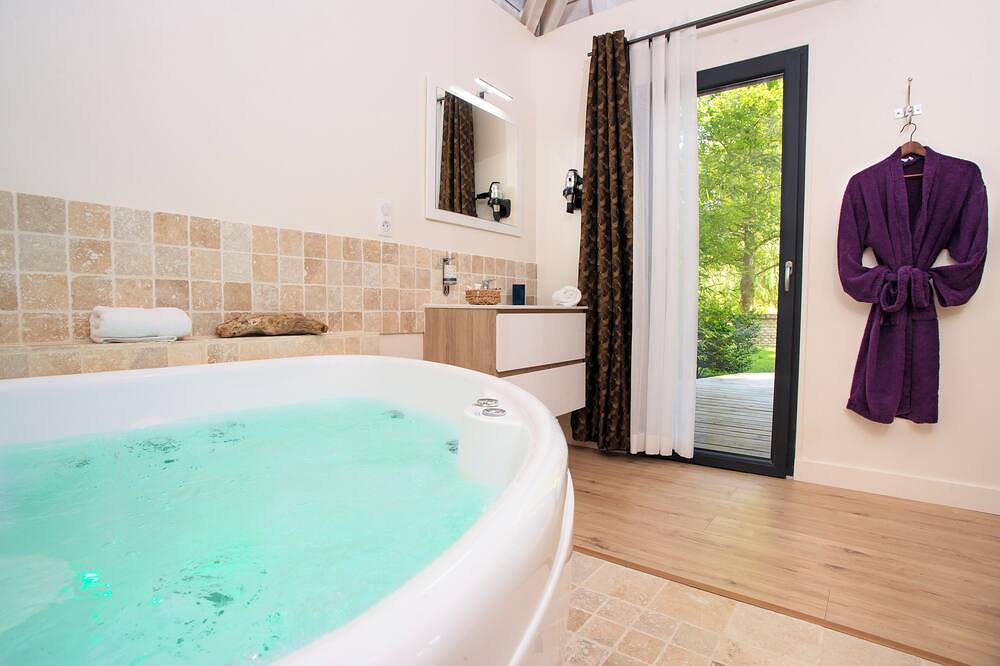 Cabane En Toute Intimité Avec Jacuzzi Privatif in Noyant-et-Aconin, Aisne