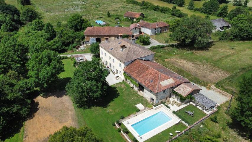 Chambre d’hôte pour 2 personnes, avec piscine ainsi que vue et jardin à Lesterps