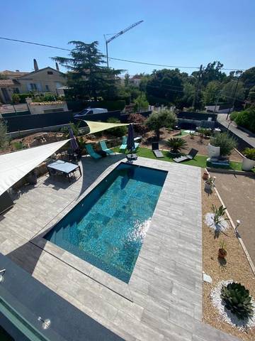 Location de vacances pour 6 personnes, avec jardin ainsi que vue et piscine dans Plage de la Baumette