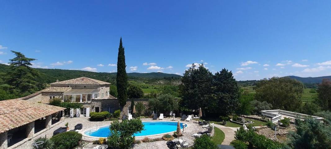Location de vacances pour 2 personnes, avec Terrasse et Piscine ainsi que Sauna et Vue à Saint-André-de-Cruzières - 4