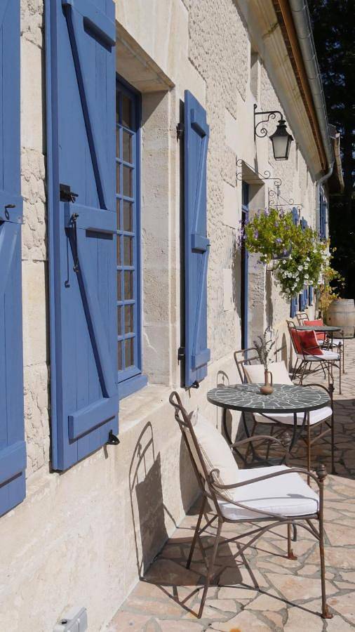 Location de vacances pour 2 personnes, avec Terrasse et Jardin ainsi que Piscine et Vue à Saint-Maigrin
