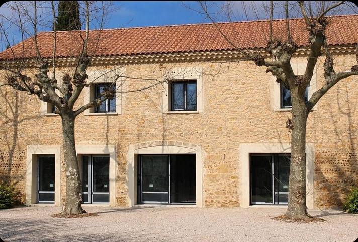 Location de vacances pour 15 personnes, avec Terrasse ainsi que Jardin et Piscine à Jonquières-Saint-Vincent