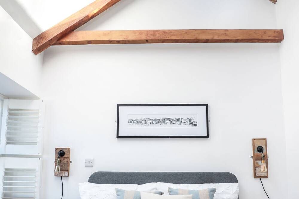 Beach & Surfing Heaven! 100m to sea & shops with parking, log burner & sea views in Portreath, Cornwall