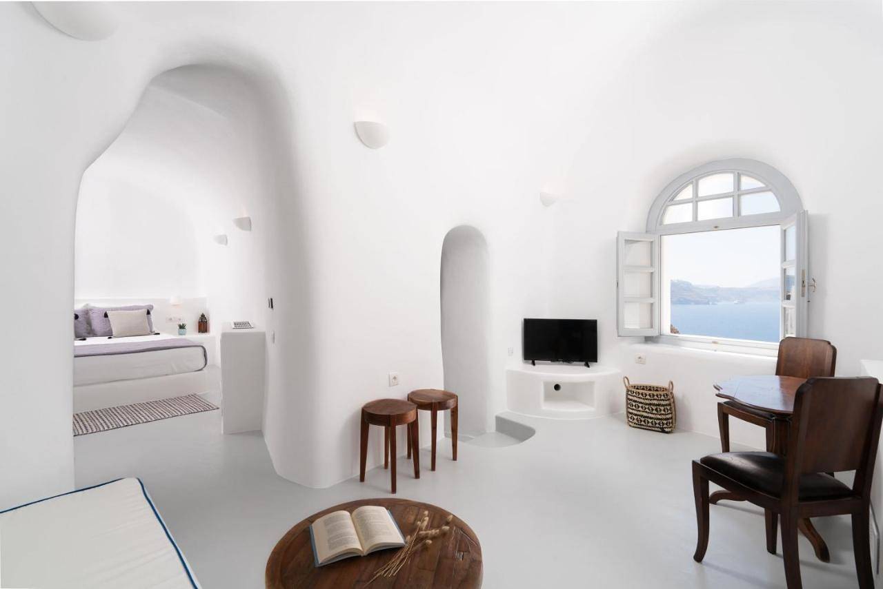 Suite with Balcony and Blue Domes View in Ormos Ammoudiou, Oia