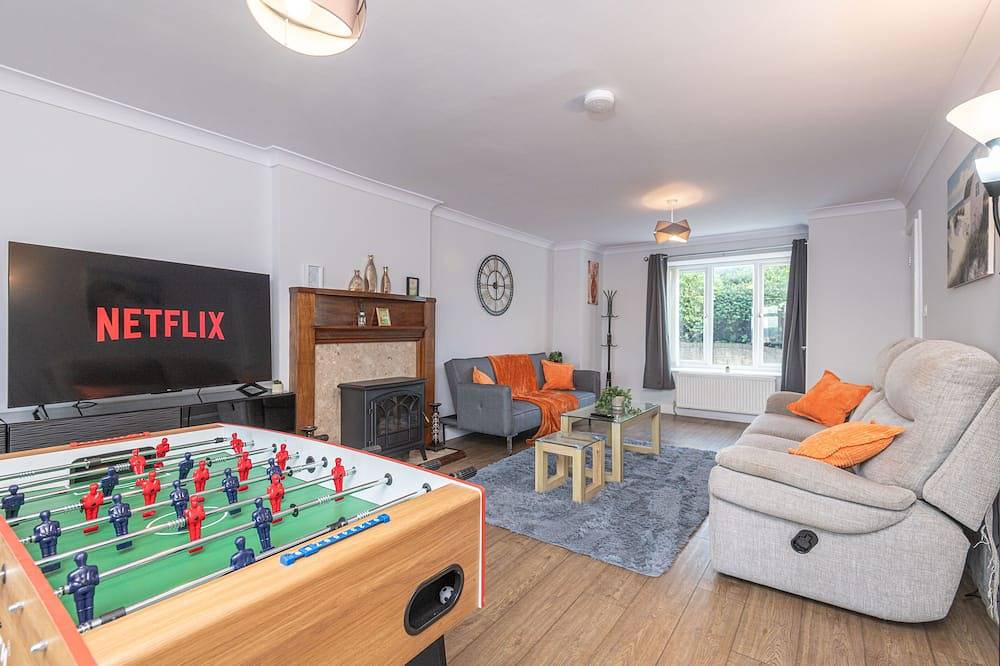 Large Comfy 4Br House | Sleeps 9 | Driveway Park | Games in Huddersfield, West Yorkshire