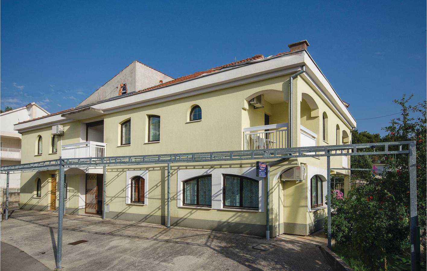 Ganze Ferienwohnung, Gemütliche Ferienwohnung mit Terrasse, Parkplatz und WLAN in der Nähe des Strandes Uvala Bočići in Okrug Gornji, Ciovo