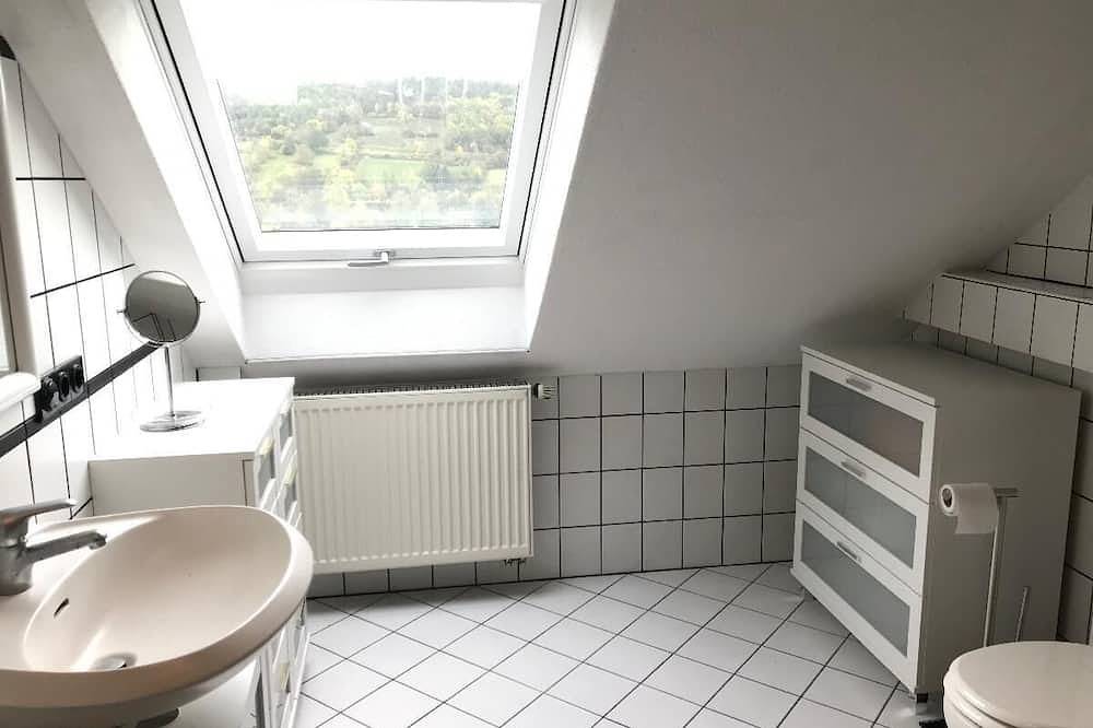 Ganze Wohnung, Großzügige, moderne Ferienwohnung (53qm) in ruhiger Lage mit Panoramablick über das Taubertal in Röttingen, Taubertal