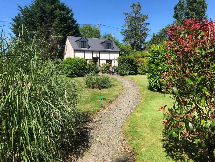 Location de vacances pour 4 personnes, avec piscine ainsi que vue et jardin à Le Mesnil-Gilbert