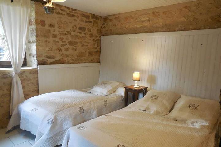 Gîte pour 3 personnes, avec jacuzzi ainsi que terrasse et jardin à Valojoulx - 4