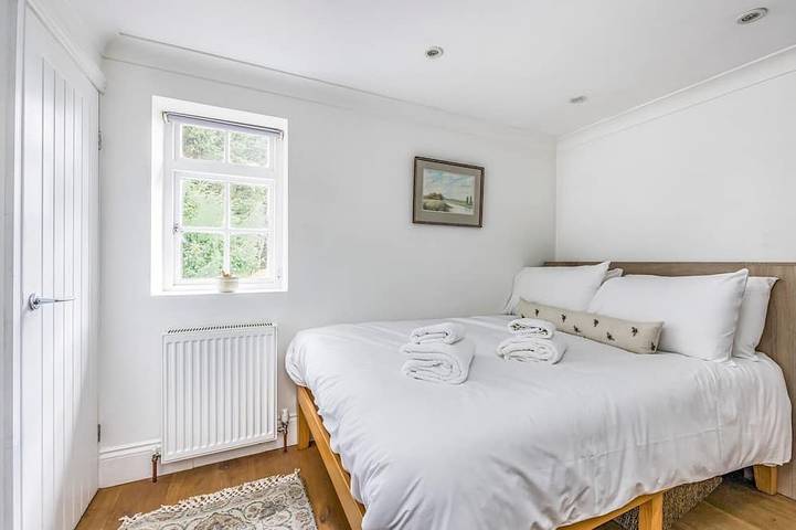 Charming Chichester Home w Garden - Pass The Keys in Chichester, West Sussex