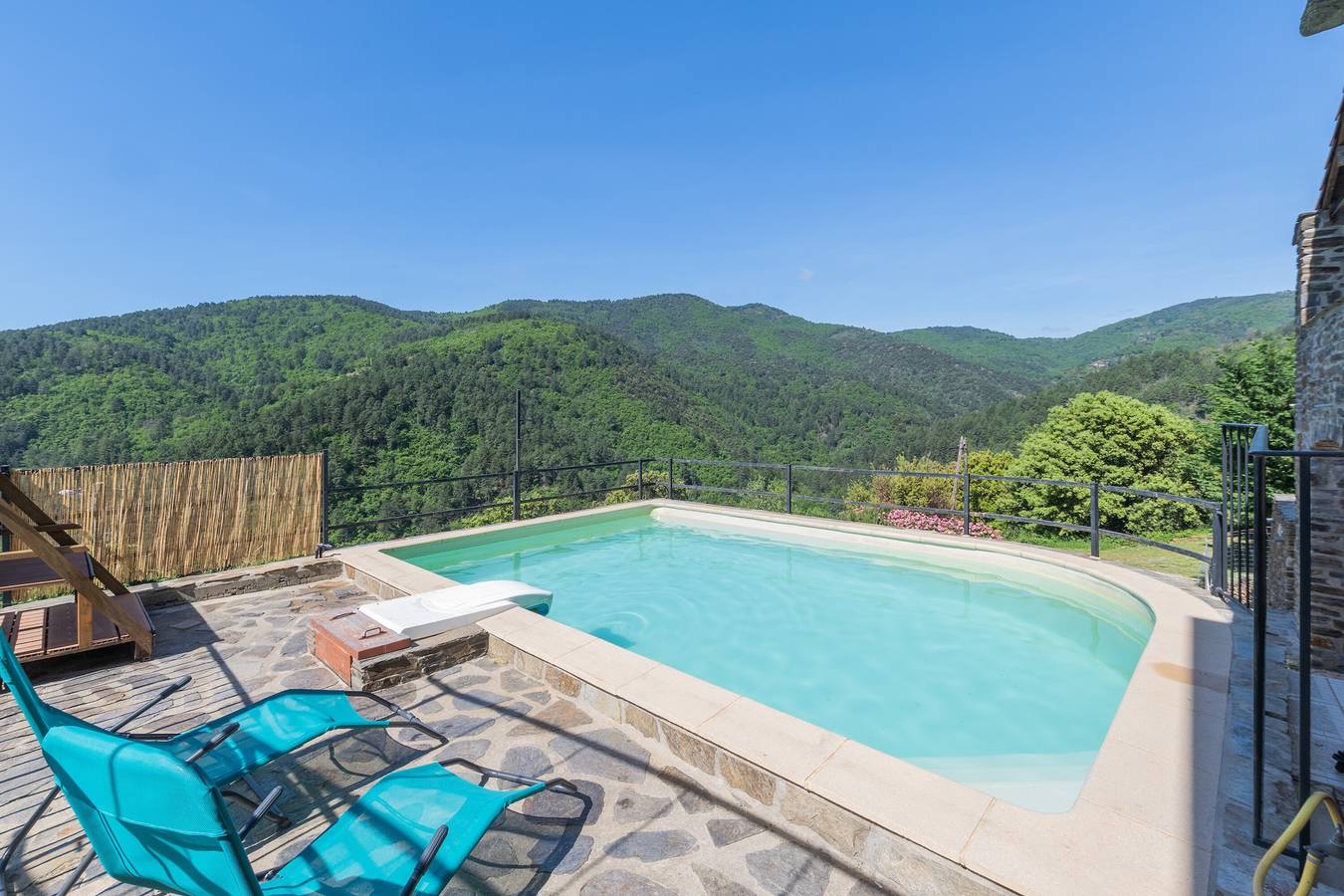 Maison de vacances 'Gite Des Ressources' avec vue sur les montagnes, piscine partagée et Wi-Fi in Malbosc, Parc naturel régional des Monts d'Ardèche