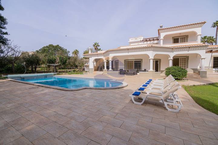 Villa para 8 pessoas, com piscina e jardim e ainda terraço em Portimão