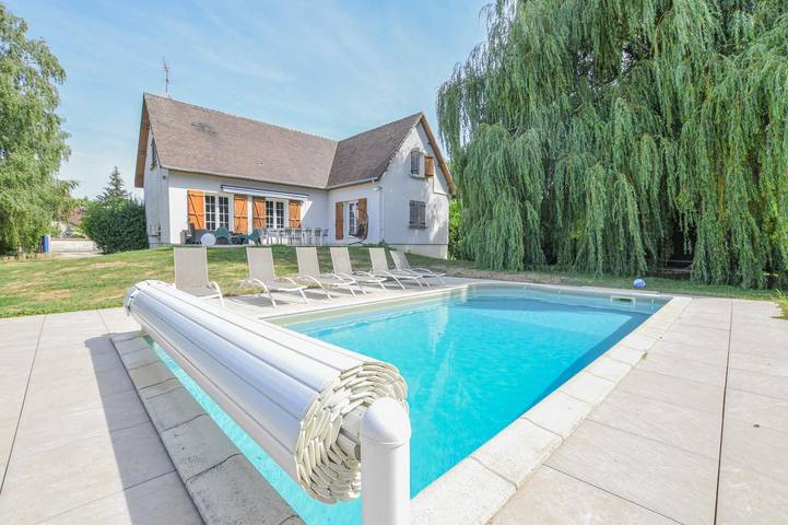 Gîte pour 12 personnes, avec Terrasse ainsi que Jardin et Piscine