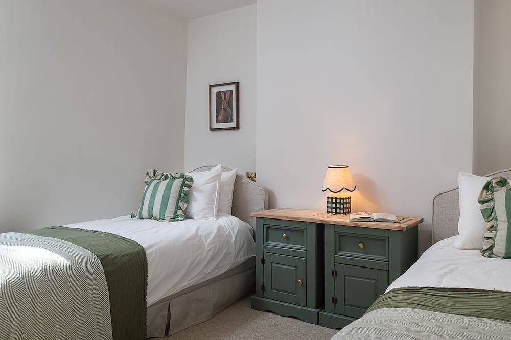 Lucknow Cottage  - pet friendly in Rodborough, near Stroud in Stroud, Gloucestershire