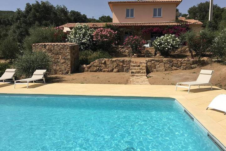 Location de vacances pour 6 personnes, avec Terrasse ainsi que Jardin et Piscine à Monacia-d'Aullène