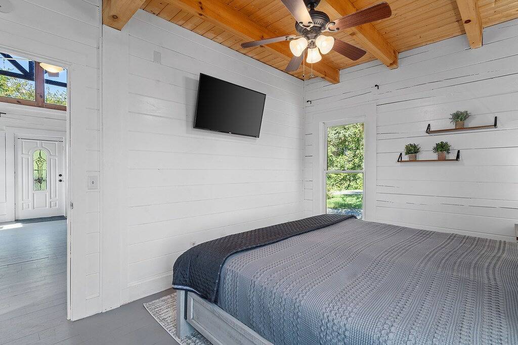 Secluded Mountain View Cabin w Private Lake Access in Douglas Lake